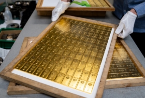 الذهب يتراجع مع القفزة في أسعار النفط وزيادة المخاوف من ارتفاع أسعار الفائدة