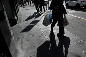 انخفاض ثقة المستهلك الأمريكي إلى أدناها منذ مايو وسط مخاوف بشأن الوظائف