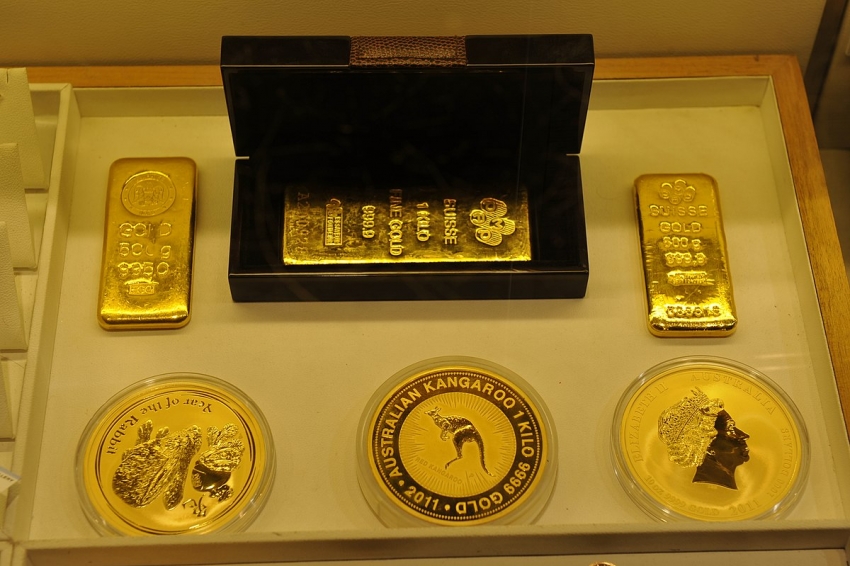 الذهب يستقر مع تراجع الدولار، والتركيز على بيانات التضخم ومخاطر الشرق الأوسط