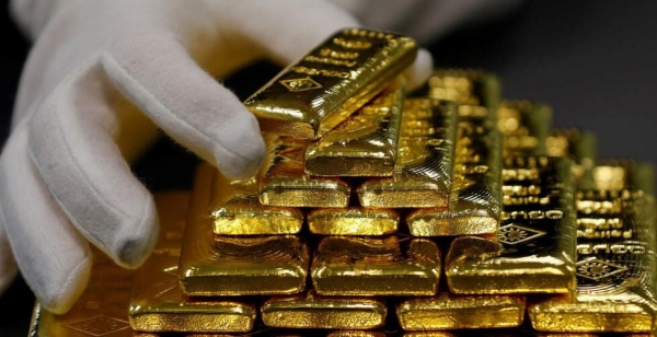 الذهب يهبط بأكثر من 1% مع ارتفاع النفط بعد تصريح ترامب بأن اتفاق السلام مع إيران "انتهى"