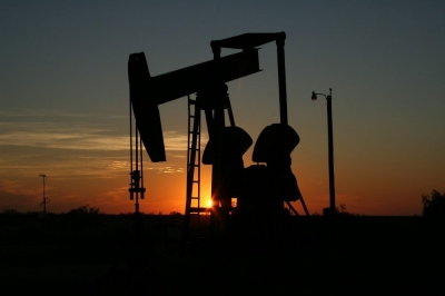 النفط يتراجع بسبب توقعات ضعف الطلب وارتفاع المخزونات الامريكية