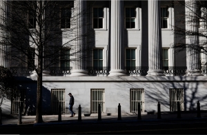 السندات الأمريكية تحقق أفضل أداء شهري منذ عام والعائد القياسي ينزل دون 4%