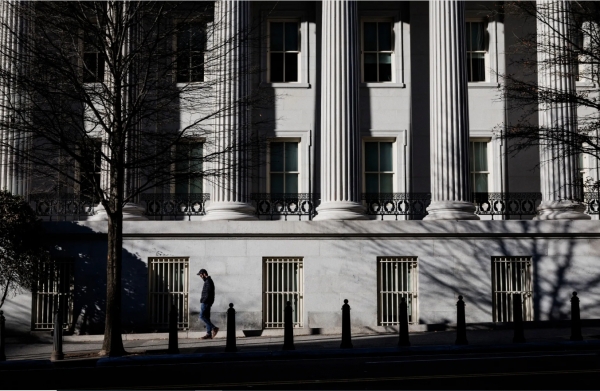 السندات الأمريكية تحقق أفضل أداء شهري منذ عام والعائد القياسي ينزل دون 4%