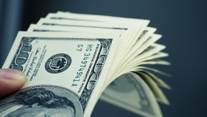الدولار يتراجع عن أعلى مستوياته في شهر قبل قرار الاحتياطي الفيدرالي