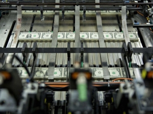 انخفاض الدولار إلى أدنى مستوى في 14 شهراً وسط قفزة في الفرنك والين