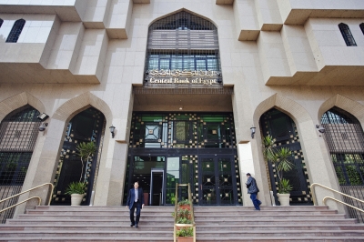 مصر تستأنف رفع أسعار الفائدة لمكافحة تضخم يغذيه ضعف العملة