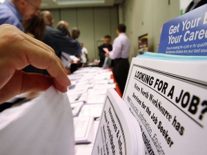 انخفاض طلبات إعانة البطالة بأمريكا لأدنى مستوى منذ نوفمبر