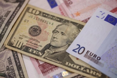 اليورو يتراجع قبل اجتماع المركزي الأوروبي، والدولار يرتفع مقابل الين بعد محادثات التجارة