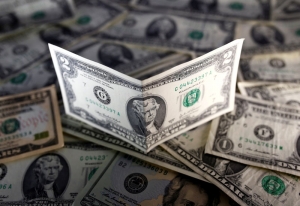 الدولار يتراجع مع تضاؤل ​​احتمالات رفع الفائدة، والتركيز على الصراع الايراني