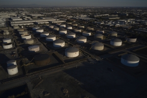 انخفاض مخزونات النفط الخام الأمريكية بكمية قياسية بعد تخفيضات أوبك+