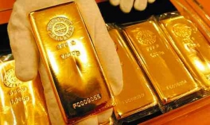 الذهب يستقر مع تعويض ضعف الدولار لتراجع الآمال في خفض الفائدة الفيدرالية