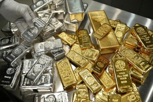 الذهب يتراجع بفعل ارتفاع العوائد وقوة الدولار ، والتركيز على المحادثات الامريكية الايرانية