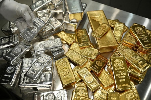 الذهب يتراجع بفعل ارتفاع العوائد وقوة الدولار ، والتركيز على المحادثات الامريكية الايرانية