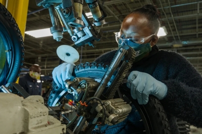 نشاط الشركات الأمريكية يتباطأ وضغوط الأسعار تتسارع