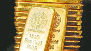 الذهب يسجل مستوى قياسي مرتفع مع تراجع الدولار ورهانات خفض الفائدة