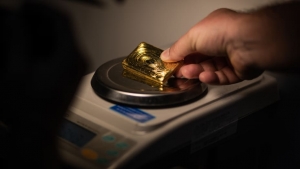 الذهب يرتفع من أدنى مستوياته في أسبوع بفعل ضعف الدولار