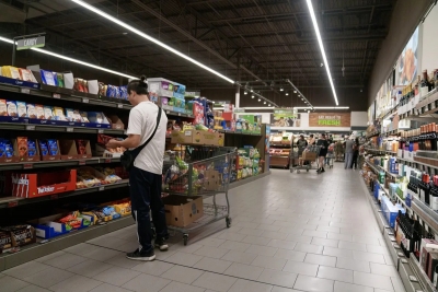 ثقة المستهلك الأمريكي تقفز وتوقعاته للتضخم تتحسن