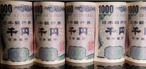 صعود الين إلى أعلى مستوى في شهرين مع تأهب الأسواق للتدخل