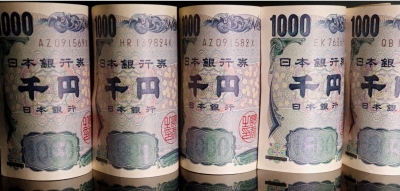 صعود الين إلى أعلى مستوى في شهرين مع تأهب الأسواق للتدخل