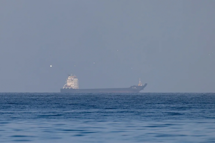 إيران تُحصِل رسوماً على مرور بعض السفن في مضيق هرمز مقابل "مرور آمن"