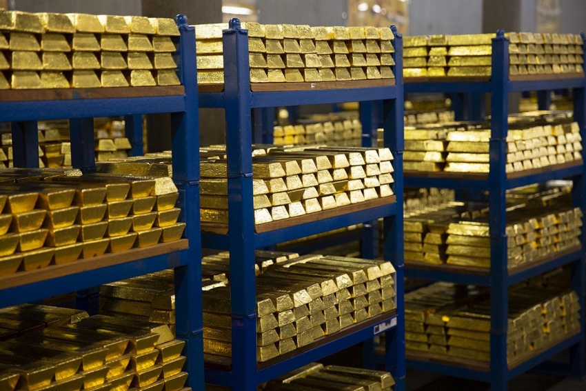 الذهب يتراجع مع تزايد احتمالات رفع أسعار الفائدة الأمريكية