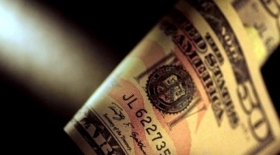 الدولار بصدد صعود أسبوعي بعد تغير في توقعات أسعار الفائدة العالمية