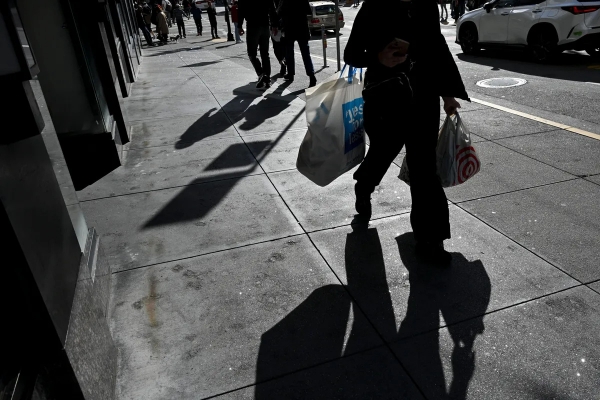 ثقة المستهلك الأمريكي تتراجع إلى أدنى مستوى في أكثر من ثلاث سنوات