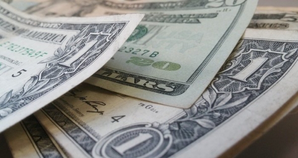 الدولاريقترب من أعلى مستوياته في 10 أشهر وسط مخاوف من تصاعد التوتر في الشرق الأوسط