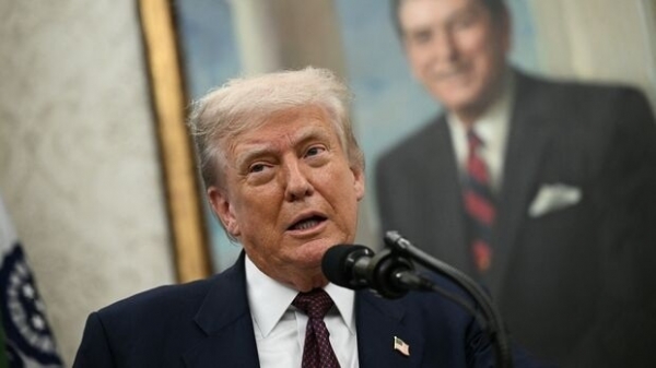 رسوم ترامب تدخل حيز التنفيذ في اختبار جديد للاقتصاد العالمي