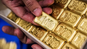 الذهب يسجل أضعف مستوياته هذا العام متراجعا ​​بنسبة 5% وسط رهانات رفع الفائدة