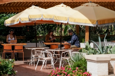 نشاط قطاع الخدمات الأمريكي يتوقف فعلياً عن النمو مع انكماش التوظيف