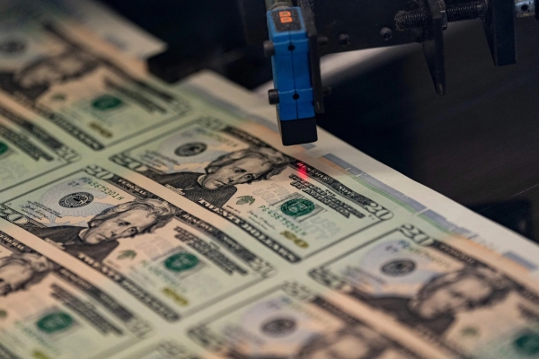 الدولار يتراجع  في ظل خطر إغلاق حكومي في الولايات المتحدة