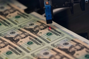 الدولار يتراجع  في ظل خطر إغلاق حكومي في الولايات المتحدة