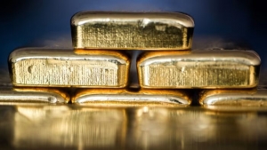 الذهب يتراجع مع صعود الدولار وعوائد السندات