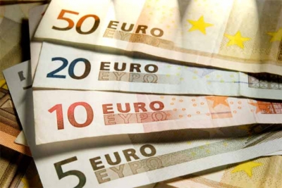 اليورو يتراجع بعد خفض التصنيف الائتماني لفرنسا