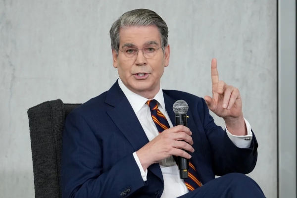 بيسنت يهاجم مفاوضاً تجارياً للصين ويصفه "بذئب محارب منفلت"