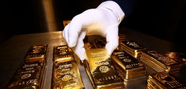 الذهب يتراجع مع تزايد ضغوط البيع نتيجة لإعادة توازن مؤشر السلع الأساسية