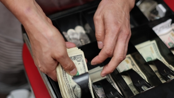 انخفاض مبيعات التجزئة الأمريكية بأكبر قدر منذ نحو عام