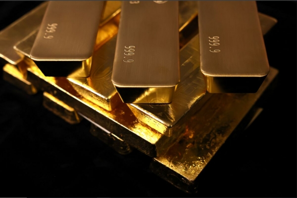 تراجع الذهب بعد أربع جلسات من المكاسب مع تزايد قوة الدولار وطلبات هامش