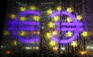 اليورو يهبط دون مستوى 1.08 دولار وسط ضغوط متزايدة بعد بيانات قاتمة من ألمانيا