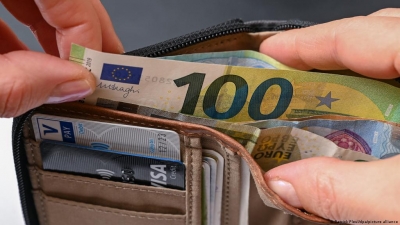 اليورو يتراجع مع ترقب المستثمرين  تخفيضات الفائدة من البنك المركزي الأوروبي