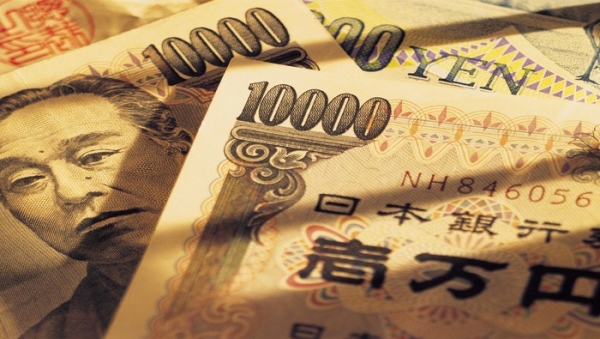 الين ينخفض مع تحول التركيز من بنك اليابان إلى بيانات أمريكية قوية