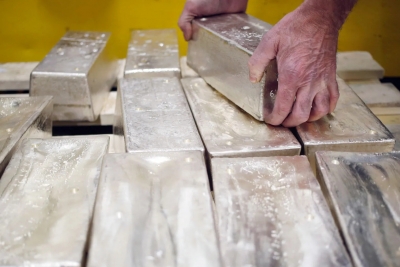 الفضة تخترق حاجز 50 دولار لأول مرة منذ حقبة الأخوين هانت في 1980