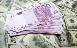 تراجع الدولار قبل مطالبات البطالة  ويمرر التحفيز الأمريكي مجلس الشيوخ