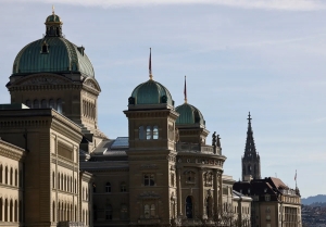 ترامب يخفض الرسوم على السلع السويسرية إلى 15% مقابل 200 مليار دولار