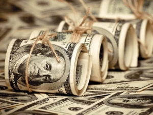 الدولار يتراجع مع التركيز على التوترات التجارية والبيانات الاقتصادية