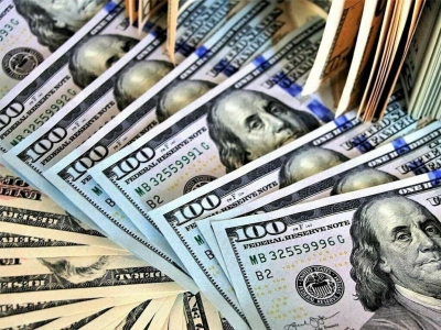 الدولار يتراجع قبل فرض ترامب رسوم جمركية متبادلة