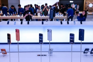 أبل تصبح ثالث شركة مدرجة في التاريخ تتخطى قيمتها 4 تريليون دولار