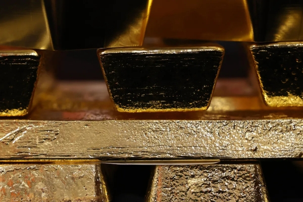 انخفاض الذهب مع تقييم المستثمرين رسوم ترامب التجارية