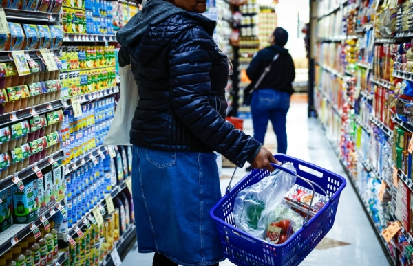 تباطؤ إنفاق المستهلك الأمريكي مع استمرار الضغوط التضخمية